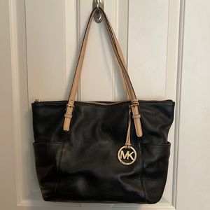 Michael Kors black leather purse. Excellent condition.